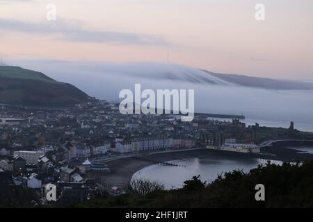 Aberystwyth Wales UK Weather 13th January 2022 . Un freddo inizio di giornata sulla costa gallese con la nebbia ondulata che si raccoglie intorno alle colline e le valli che circondano Aberystwyth. Credit: mike davies/Alamy Live News Foto Stock