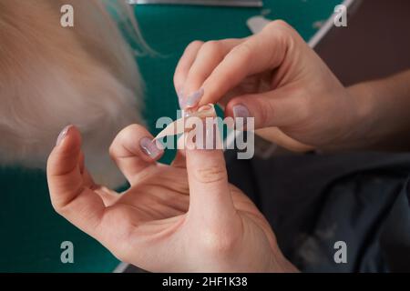 donna mette un cerotto sul suo dito Foto Stock