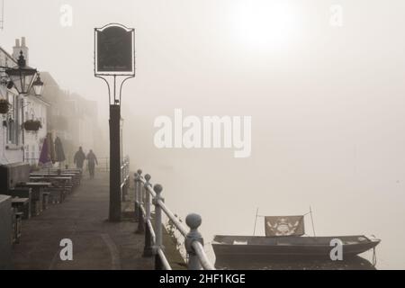 Una giornata nebbiosa sul Tamigi al pub Bull's Head in Strand-on-the-Green, Londra, Inghilterra, Regno Unito Foto Stock