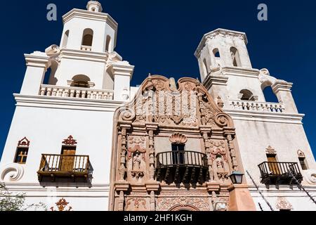 La missione spagnola di San Xavier del Bac vicino Tucson, Arizona, USA Foto Stock