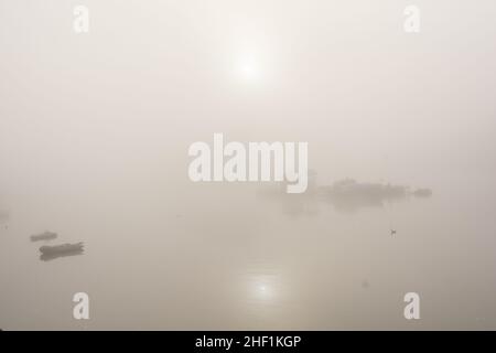 Londra, Inghilterra, Regno Unito. 13 gennaio 2022. Una giornata di nebbia sul Tamigi a Londra © Benjamin John/ Alamy Live News. Foto Stock