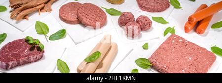 Carne verde, varie alternative di carne a base di piante vegane in diversi tipi – bistecca, carne tritata, hamburger cutlet, noccioli, salsicce hot dog, polpette, Foto Stock