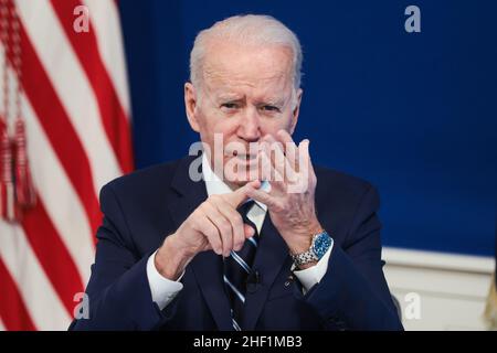 Il Presidente Joe Biden parla mentre fornisce un aggiornamento sulla risposta alle sovratensioni COVID-19 della sua amministrazione nel South Court Auditorium dell'Eisenhower Executive Office Building accanto alla Casa Bianca il 13 gennaio 2022 a Washington, DC. (Foto di Oliver Contreras/Sipa USA) Foto Stock