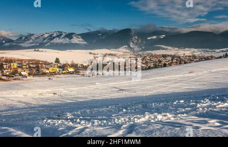 Paesaggio invernale innevato con villaggio Visnove vicino Zilina città, Slovacchia, Europa. Foto Stock