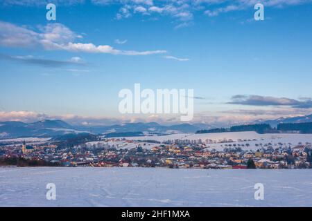 Paesaggio invernale nevoso con villaggio Rosina vicino Zilina città, Slovacchia, Europa. Foto Stock