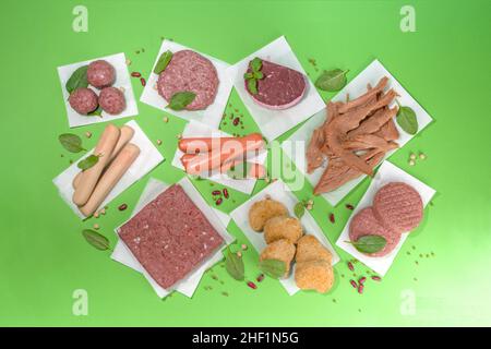 Carne verde, varie alternative di carne a base di piante vegane in diversi tipi – bistecca, carne tritata, hamburger cutlet, noccioli, salsicce hot dog, polpette, Foto Stock
