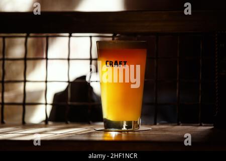 Birra artigianale al bar, bicchiere al tavolo in autentico pub Foto Stock