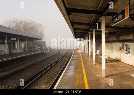 Nebbia mattutina sulle piattaforme deserte a Barnes Bridge Railway Station, Barnes, Londra, SW13, Inghilterra, REGNO UNITO Foto Stock