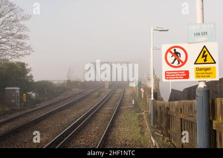Misty piattaforme alla stazione ferroviaria di Barnes Bridge, Barnes, Londra, Inghilterra, Regno Unito Foto Stock