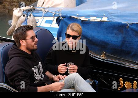 Scott Disick e Sofia Richie hanno coccolato su una gondola a Venezia, 17 ottobre 2017 Foto Stock