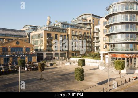 Uno sopra l'Ait e nuovo appartamento e sviluppo vicino a Kew Bridge, Brentford, Middlesex, Inghilterra, Regno Unito. Foto Stock