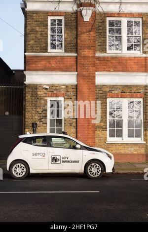 Primo piano di un'auto Serco CCTV per il monitoraggio del traffico a Chiswick, Londra occidentale, Inghilterra, Regno Unito Foto Stock