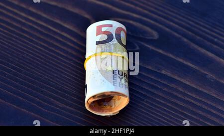 Rotolo di 1000 euro in 50 banconote. Pila di soldi dell'Europa. Mazzo di euro. Stack di 50 euro Foto Stock