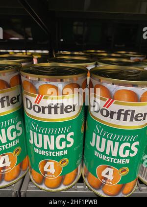 Rheinbach (Germania) 10 marzo 2021, diverse lattine di salsicce 'örffler' su scaffale di un supermercato tedesco Foto Stock