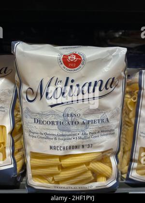 Rheinbach, Germania 10 marzo 2021, una confezione di pasta "la Molisana" su scaffale di un supermercato tedesco Foto Stock