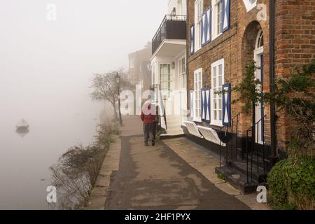 La Dutch House a Strand-on-the-Green, Chiswick, è avvolta in fitta nebbia sulle rive del Tamigi, Londra, Inghilterra, Regno Unito Foto Stock