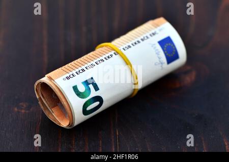 Rotolo di 1000 euro in 50 banconote. Pila di soldi dell'Europa. Mazzo di euro. Stack di 50 euro Foto Stock