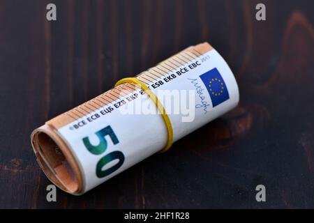 Rotolo di 1000 euro in 50 banconote. Pila di soldi dell'Europa. Mazzo di euro. Stack di 50 euro Foto Stock