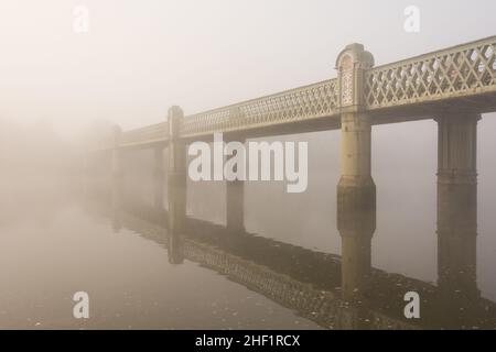 Il ponte ferroviario Kew di W. R. Galbraith è circondato da una fitta nebbia a Strand-on-the-Green, Chiswick, Londra, Inghilterra, Regno Unito Foto Stock