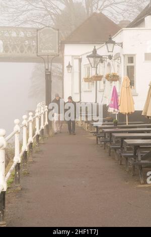 La casa pubblica Bull's Head circondata da fitta nebbia sulle rive del Tamigi a Strand-on-the-Green, Chiswick, Londra, Inghilterra, Regno Unito Foto Stock