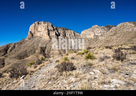 Cielo blu profondo su El Capitan e Guadalupe Peak nel Parco Nazionale delle Montagne Guadalupe Foto Stock