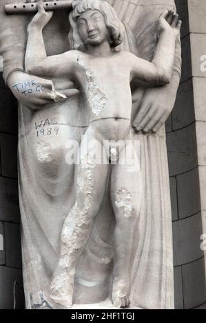 Londra, Regno Unito. 13th Jan 2022. L'uomo usa il martello per attaccare la statua di fronte alla BBC Broadcasting House. La scultura raffigura Prospero e Ariel della Tempesta di Shakespeare. Le opere di Eric Gill installate nel 1933 presso la sede centrale di Londra sono controverse perché l'artista era un pedofilo. I diari dello scultore Eric Gill, pubblicati dopo la sua morte nel 1940, rivelarono di aver abusato sessualmente delle sue figlie adolescenti. Credit: JOHNNY ARMSTEAD/Alamy Live News Foto Stock