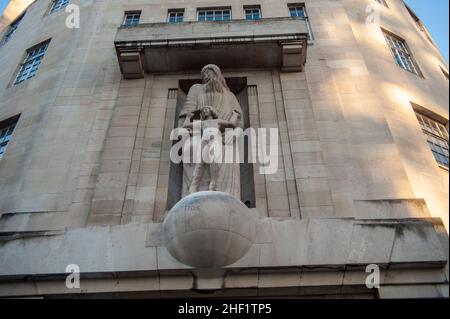 Londra, Regno Unito. 13th Jan 2022. L'uomo usa il martello per attaccare la statua di fronte alla BBC Broadcasting House. La scultura raffigura Prospero e Ariel della Tempesta di Shakespeare. Le opere di Eric Gill installate nel 1933 presso la sede centrale di Londra sono controverse perché l'artista era un pedofilo. I diari dello scultore Eric Gill, pubblicati dopo la sua morte nel 1940, rivelarono di aver abusato sessualmente delle sue figlie adolescenti. Credit: JOHNNY ARMSTEAD/Alamy Live News Foto Stock