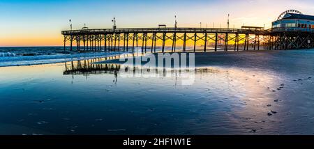 Riflessi al tramonto su quattordicesimo Avenue Beach e Pier, Myrtle Beach, Carolina del Sud, Stati Uniti Foto Stock