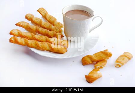 Indiano khari o kharee o salato Puffy marrone spuntini, servito con tè indiano caldo, colazione indiana. Foto Stock