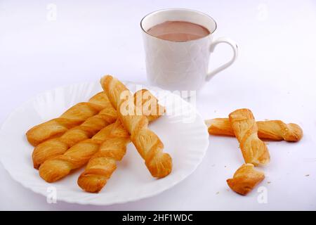 Indiano khari o kharee o salato Puffy marrone spuntini, servito con tè indiano caldo, colazione indiana. Foto Stock