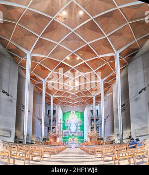 La navata centrale e il soffitto in legno della moderna cattedrale di Coventry, Inghilterra. Foto Stock