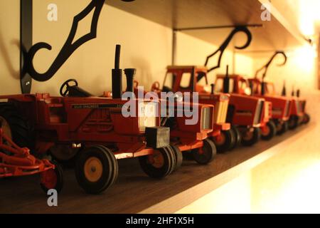 Visualizzazione dei trattori giocattolo Allis-Chalmers Foto Stock