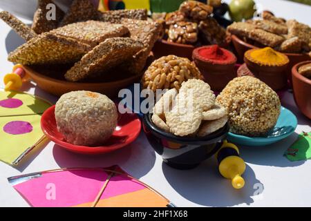 Festa indiana makar sankranti speciale haldi kumkum con sankranti dolci di ricette gelate, til ladoo, arachidi chikki, til chikki, rajgira laddu Foto Stock