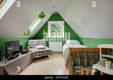 Clare, Suffolk - 27 Aprile 2018: Semplice Chic moderno cottage attico camera da letto in stile simpatico restaurato e decorato con ripido soffitto spiovente Foto Stock