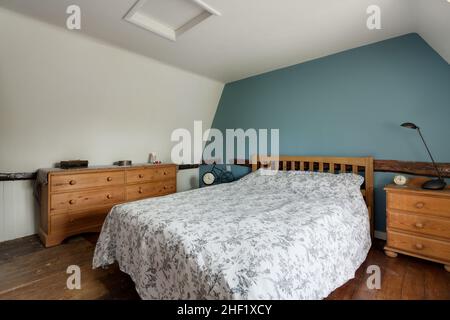 Clare, Suffolk - 27 Aprile 2018: Semplice Chic moderno cottage camera da letto sympatheticamente restaurato e decorato con pavimenti a vista e legno Foto Stock