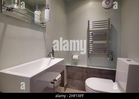 Clare, Suffolk - 27 Aprile 2018: Bagno semplice Chic moderno rimontato in uno stile tradizionale simpatico all'interno di un piccolo cottage. Foto Stock