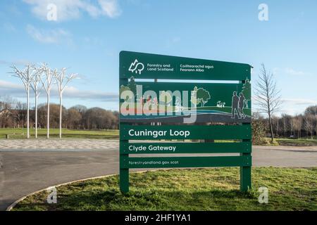 Cartello d'ingresso in uno degli ingressi al Cuningar Loop, un parco forestale A attività multiple Di Land Scotland E A Forestry. Foto Stock