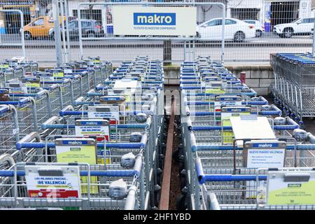 VALENCIA, SPAGNA - 13 GENNAIO 2022: Makro è un marchio internazionale di warehouse club che vende prodotti alimentari e non alimentari Foto Stock
