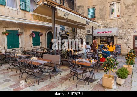 KOTOR, MONTENEGRO - 1 GIUGNO 2019: Ristorante all'aperto nella città vecchia di Kotor, Montenegro. Foto Stock