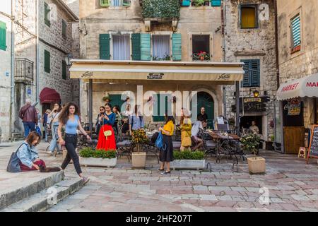 KOTOR, MONTENEGRO - 1 GIUGNO 2019: Ristorante all'aperto nella città vecchia di Kotor, Montenegro. Foto Stock