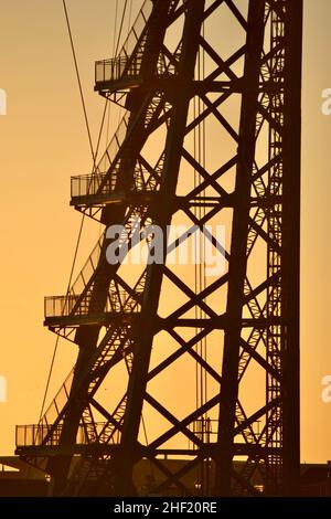 Middlesbrough, Regno Unito. 13th gennaio 2022. Incredibile, naturalmente illuminato, immagine a colori del tramonto invernale sul Transporter Bridge, Middlesbrough, Teesside, UK Credit: James Hind/Alamy Live News Foto Stock