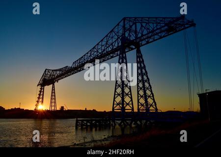 Middlesbrough, Regno Unito. 13th gennaio 2022. Incredibile, naturalmente illuminato, immagine a colori del tramonto invernale sul Transporter Bridge, Middlesbrough, Teesside, UK Credit: James Hind/Alamy Live News Foto Stock