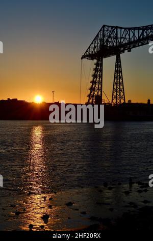 Middlesbrough, Regno Unito. 13th gennaio 2022. Incredibile, naturalmente illuminato, immagine a colori del tramonto invernale sul Transporter Bridge, Middlesbrough, Teesside, UK Credit: James Hind/Alamy Live News Foto Stock