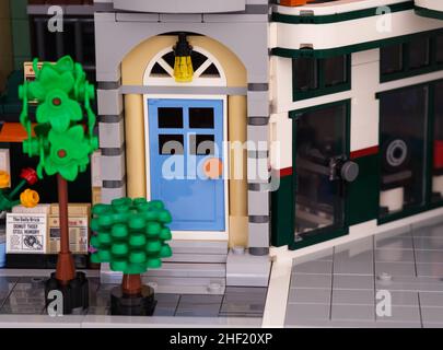 Tambov, Federazione Russa - 03 gennaio 2022 una porta Blue Lego ad una casa su una strada di mezzo Foto Stock