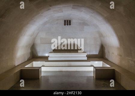 LOVCEN, MONTENEGRO - 2 GIUGNO 2019: Cripta del mausoleo di Njegos nel parco nazionale di Lovcen, Montenegro Foto Stock