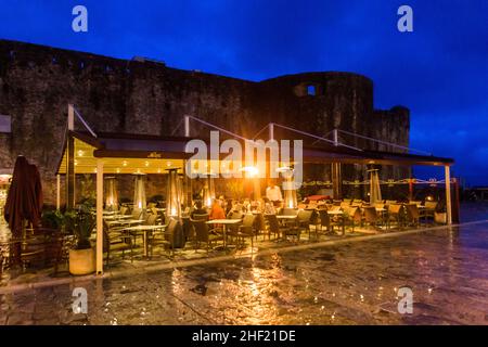 BUDVA, MONTENEGRO - 3 GIUGNO 2019: Vista serale di un vecchio ristorante all'aperto a Budva, Montenegro Foto Stock