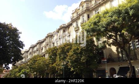 Vista delle facciate degli appartamenti in stile neoclassico francese, Buenos Aires, Argentina Foto Stock