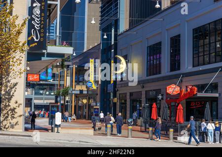 Nashville, Tennessee, USA - 7 novembre 2021: Gli amanti dello shopping e i turisti camminano tra i negozi in un centro commerciale all'aperto nel centro di Nashville. Foto Stock