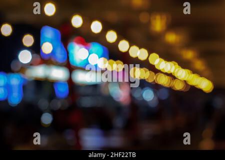 Luci bokeh defocused nel negozio o caffè ristorante. Per il display del prodotto montaggio o il layout visivo dei tasti di progettazione Foto Stock
