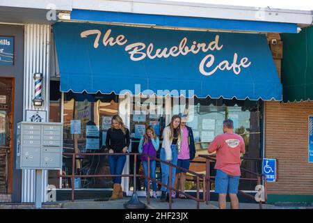 Nashville, Tennessee, USA - 7 novembre 2021: Il Bluebird Cafe ha aperto nel 1982 come un piccolo ristorante con un piccolo stato laterale per le persone di esibirsi whic Foto Stock